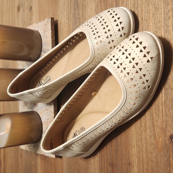 Cliffs By White Mountain Cut-Out Flats, Size 10M - Picture 2 of 9